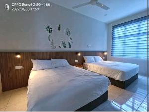 瓜埠的住宿－GUESTHOUSE #1 SEMI Bungalow House，一间卧室设有两张床和窗户。