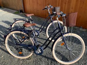 two bikes are parked next to a fence at La cabane 62 in La Teste-de-Buch