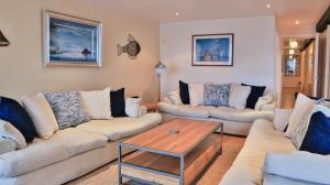 Sala de estar con 2 sofás y mesa de centro en Harbourside Apartment, en Mevagissey