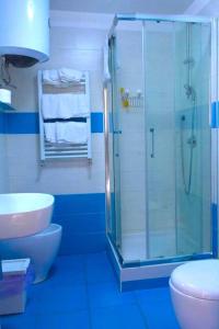 ein Bad mit einer Dusche, einem WC und einem Waschbecken in der Unterkunft Around Toledo in Neapel