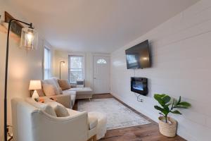 een woonkamer met twee witte banken en een tv bij Sweet Home 4 min to Cloister & Ephrata Center in Ephrata
