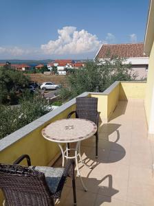 a patio with a table and chairs on a balcony at Apartman Mia Mare in Kraj