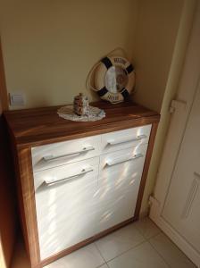 a kitchen with a wooden counter with a white drawer at Apartman Mia Mare in Kraj