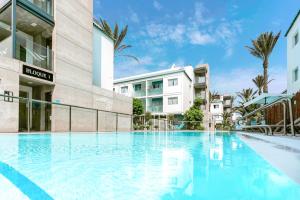 Basen w obiekcie Bristol Sunset Beach - Holiday Apartments lub w pobliżu