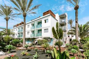 Ogród w obiekcie Bristol Sunset Beach - Holiday Apartments