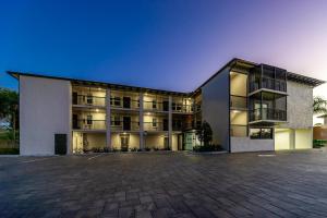 un gran edificio con un estacionamiento delante de él en Wiggins Pass Chalet, en Naples