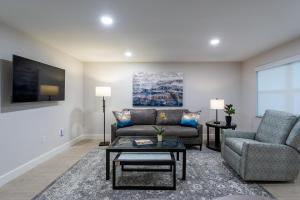 那不勒斯Wiggins Pass Chalet的客厅里有一张沙发和一张桌子。