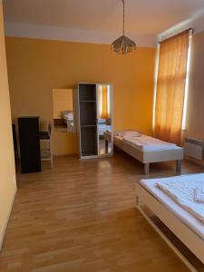 Habitación grande con 2 camas y espejo. en Hotel Praha Club bed & breakfast, en Praga