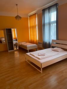 een slaapkamer met 2 bedden en een spiegel bij Hotel Praha Club bed & breakfast in Praag