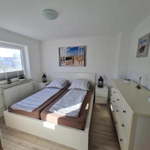 Ένα ή περισσότερα κρεβάτια σε δωμάτιο στο Wohnung "Orther Hafen" in Bannesdorf auf Fehmarn