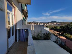 - un balcon offrant une vue sur la ville dans l'établissement Casa da Ponte Velha, à Ponte de Lima