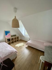 1 Schlafzimmer mit 2 Betten und einer Treppe in der Unterkunft Maison spacieuse à deux pas de la plage … in Le Palais