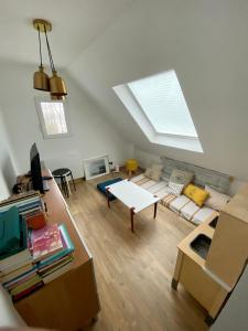 a living room with a couch and a skylight at Maison spacieuse à deux pas de la plage … in Le Palais