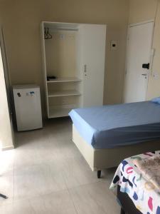 1 dormitorio con 1 cama y vestidor en Lindo APARTAMENTO com Varanda à 100m - Praia de BOA VIAGEM, en Recife