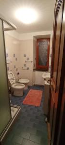 uma casa de banho com 2 lavatórios, um WC e uma banheira em In Sciâ Costa em Bogliasco