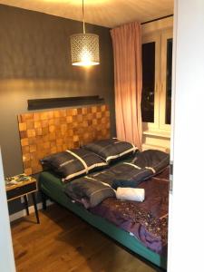 Un dormitorio con una cama grande con almohadas. en Apartament na Okulickiego - Centrum !! en Stalowa Wola