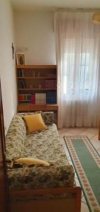 ein Schlafzimmer mit einem Bett und einem Bücherregal in der Unterkunft Apartments Delise in Scardovari