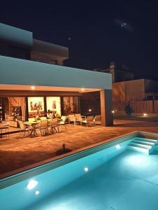 - une piscine en face d'une maison la nuit dans l'établissement Villa Boiky - private pool and amazing sea view, Istria, à Materada