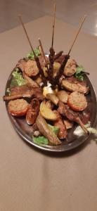 un plato de comida con carne y verduras en una mesa en Casa Oliva Albergo Diffuso, en Bargni