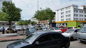 een stel auto's geparkeerd op een parkeerplaats bij Hotel Sri Iskandar in Kota Kinabalu