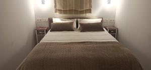 A bed or beds in a room at Duque de Galatino CENTRO de Granada