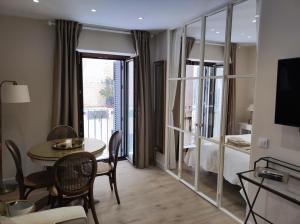 Televízia a/alebo spoločenská miestnosť v ubytovaní Apartamento Premium en el Centro de Sevilla