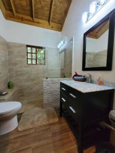 Un baño de Ecoscape Jamaica - Lavish 1-br cottage by the river