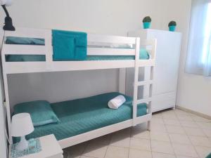 Двох'ярусне ліжко або двоярусні ліжка в номері Casa vacanze Oasis Home PortoPino