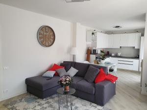 a living room with a couch and a clock on the wall at Bellavista in Pederobba