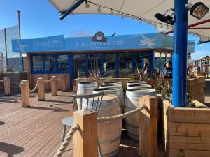 Restaurant o iba pang lugar na makakainan sa 54 Family Caravan at Marine Holiday Park, sleeps 4
