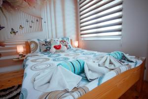 سرير أو أسرّة في غرفة في Apartman Marija