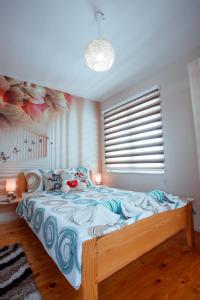 سرير أو أسرّة في غرفة في Apartman Marija