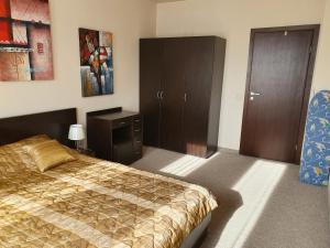1 dormitorio con 1 cama, vestidor y armario en Spacious and Cosy Apartment in Bansko Royal Towers Complex, en Bansko