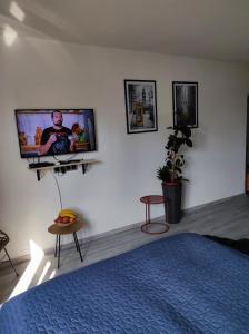 Televisi dan/atau pusat hiburan di Cozy studio Cik-Cak