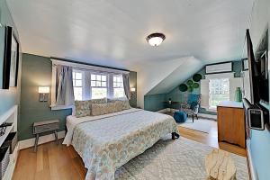 1 dormitorio con cama y ventana grande en Big Dream, en Seattle