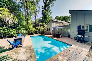 einen Pool in einem Hof mit einem Haus in der Unterkunft Lawson Road 10 in Hilton Head Island