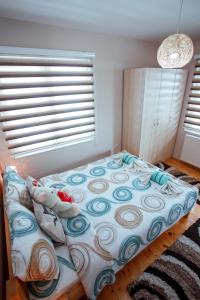 سرير أو أسرّة في غرفة في Apartman Marija