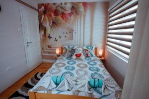 سرير أو أسرّة في غرفة في Apartman Marija