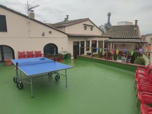 una mesa de ping pong en un suelo verde en una casa en Alberg SPRINT, en Banyoles