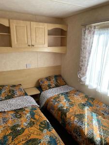 Ένα ή περισσότερα κρεβάτια σε δωμάτιο στο 341 Family Caravan at Marine Holiday Park, sleeps 6