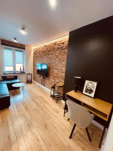 Televízia a/alebo spoločenská miestnosť v ubytovaní Apartamenty KTW Park Śląski