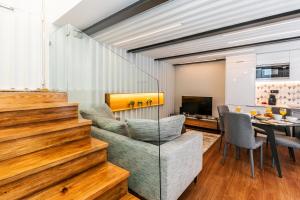 uma sala de estar com um sofá e uma mesa em Cardal Luxury by SpotOn Apartments em Lisboa
