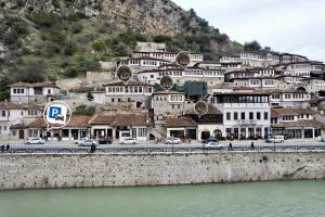 un gruppo di edifici su una collina con un fiume di HOTEL ANSEL a Berat