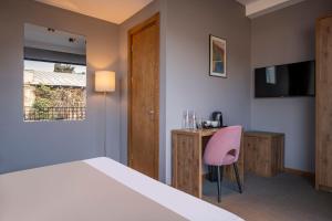 A television and/or entertainment centre at Barnovi Boutique Hotel