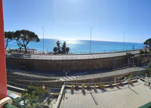 een leeg amfitheater met het strand op de achtergrond bij Hotel Villa Costa in Celle Ligure