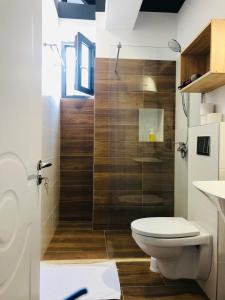 a bathroom with a toilet and a glass shower at Happy Apartments Mamaia Nord 2 Camere in Mamaia Sat/Năvodari +104 photos