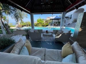 Bazén v ubytovaní Villa Maris- beachfront villa with exclusive pool alebo v jeho blízkosti