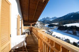 un balcón con vista a las montañas en Galreidhof, en Funes