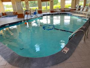 a large swimming pool in a hotel room at Baymont by Wyndham Pella in Pella