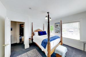 een slaapkamer met een hemelbed en een raam bij Water Lodge in Seattle